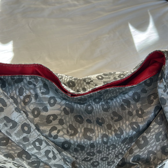 Tahari Hobo Pewter Leopard Tote Bag New With Tags Red Interior Padded Strap - Picture 8 of 12